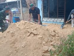 Dengan Alat Seadanya Gundukan Tanah Jadi Rata