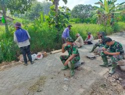 Istirahat Sejenak, Satgas TMMD Kodim Gresik dan Warga Nikmati Sepoinya Angin Pedesaan