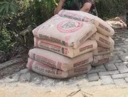 Tumpukan Semen di Sawah Untuk Pembangunan Jalan