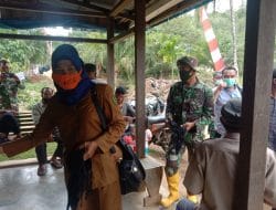 Menekan Penularan Covid-19, Satgas TMMD Kodim Tapsel, Bagikan Masker