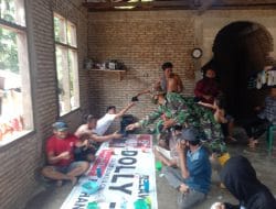 Bagi-bagi Masker di Warung Kopi, Satgas TMMD ke 111 Kodim Tapsel Ingatkan Prokes