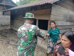 Bagi-bagi Masker ke Ibu-ibu, Satgas TMMD ke 111 Kodim Tapsel Ingatkan Prokes