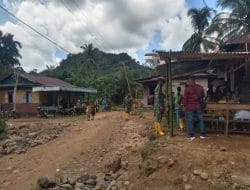 Bagi-bagi Masker di Poskampling, Satgas TMMD ke 111 Kodim Tapsel Ingatkan Prokes