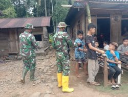 Potret Kemanunggalan TNI dan Warga,Satgas TMMD kodim Tapsel Giat Bagikan Masker Gratis