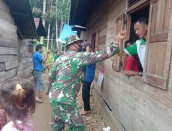 Keakraban TNI dan Rakyat, Giat Bagi Masker di TMMD Kodim Tapsel
