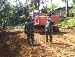 Pastikan Kondisi Terkini, Dansatgas Letkol Inf Rooy Chandra Sihombing, S.I.P Giat Cek Lokasi Jalan Baru di TMMD Tapsel