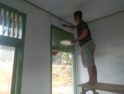 Bengkayang – TNI Manunggal Membangun Desa (TMMD) ke-111 Kodim 1202/Skw dalam pengerjaan mendempul dinding PUSTU tinggal menyisakan sedikit lagi yang sedang dalam tahap perehaban akhir