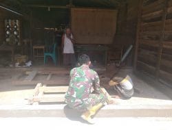 Anggota Satgas TMMD Bantu Warga Memasang Rangka Pintu dan Jendela