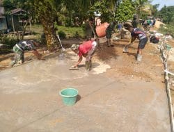 Panas Terik Matahari Membakar Semangat Warga Dan Anggota Satgas TMMD ke-111 Melakukan Pengecoran Jalan