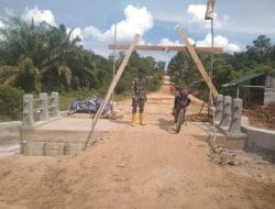 Babinsa Sentangau Jaya Serda Yeremia Tinjau Pengerjaan Jembatan Sasaran Fisik TMMD ke 111 Kodim 1202/Singkawang
