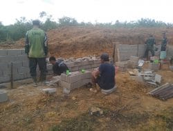 Anggota satgas TMMD Ke 111 Bersama Warga bekerja sama Memasang kembali batako yang Roboh