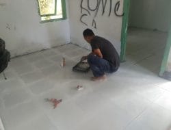 Pemasangan Nat Keramik PUSTU Oleh Satgas TMMD Ke-111 Kodim 1202/Singkawang