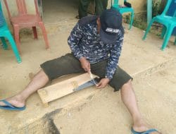 Anggota Satgas TMMD Ke-111 Kodim 1202/Singkawang Tak Kalah Lihai Asah Gergaji