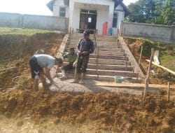 Anggota satgas TMMD timbun gorong gorong di depan gereja bersama warga