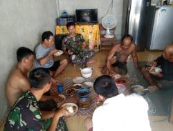 Anggota Satgas TMMD Ke 111 Kodim 1202/Skw Makan Bersama Warga Di Salah Satu Rumah Mereka