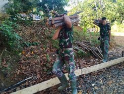Bantu Angkat Kayu Bakar, Wujud Kemanunggalan Satgas TMMD Ke 111 Kodim 1202/Skw Dengan Warga