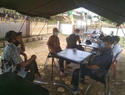 Babinsa sentangau jaya yang tergabung satgas TMMD ke 111 melakukan komsos bersama masyarakat dan perangkat desa