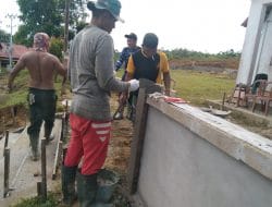 Anggota satgas TMMD bersama warga lakukan pelaster semen pagar gereja