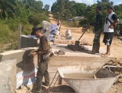 Anggota Satgas TMMD Ke 111 Kodim 1202/Skw Masuk Tahap Plaster Jembatan Beton