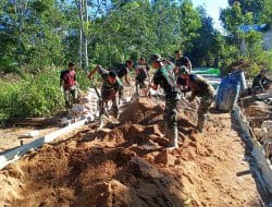 Skop Menari Ikuti Gerak Tangan Anggota Satgas TMMD Dalam Mengaduk Adonan Semen