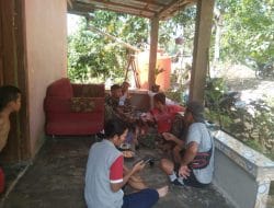 Anggota Satgas TMMD Komsos Dengan Warga