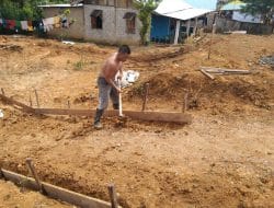 Anggota Satgas TMMD Menggali Tanah Buat Pondasi Jalan Pustu