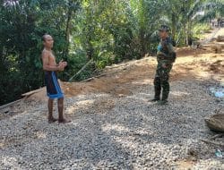 Anggota satgas TMMD terus jalin komunikasi dimana pun berada