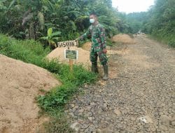 Anggota satgas TMMD cek patok sasaran TMMD