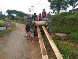 Anggota Satgas TMMD Ke 111 Kodim 1202/Singkawang Bersama Warga Menurunkan Gorong-Gorong