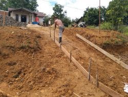 Anggota satgas TMMD Ke 111 Kodim 1202/Singkawang Pasang Papan Mal Untuk Betonisasi Jalan TMMD Ke-111