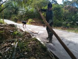 Anggota Satgas TMMD ke 111 Kodim 1202/Singkawang Sedang Membuka Papan mal pondasi Rabat Beton