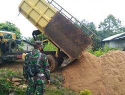 Anggota satgas TMMD Ke 111 Kodim 1202/Singkawang Memandu penurunan material pasir