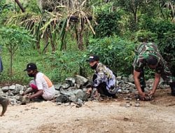 Warga Bantu Satgas TMMD Lakukan Pengamparan Batu Di Halaman TK Al Qur’an