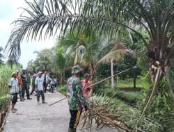 Bantu Warga Mengumpulkan Ranting Yang Mengganggu Pengguna Jalan di Lokasi TMMD Ke-111 Kodim 1207/Pontianak