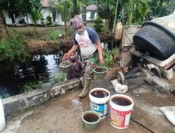Personil TMMD Ke-111 Kodim 1207/Pontianak Angkut Air Menggunakan Ember   