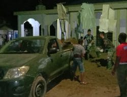 Tetap Semangat Demi Rakyat, Satgas TMMD Ke-111 Kodim 1207/Pontianak Kerja Tak Kenal Lelah Walaupun Digelapnya Malam   