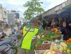 Upaya Babinsa Memutus Mata Rantai Penyebaran Covid-19 Di Wilayah Binaan Saat TMMD Ke-111 Kodim 1207/Pontianak Sedang Berlangsung