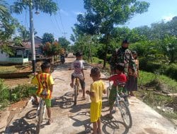 Anak-Anak Sudah Bisa Menikmati Jalan Baru Hasil TMMD Ke-111 Kodim 1207/Pontianak