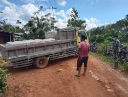 Sertu Suryandi Antisipasi Keterlambatan Material di Lokasi TMMD Ke-111 Kodim 1207/Pontianak