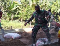 Satgas TMMD Ke-111 Kodim 1207/Pontianak Menerobos Semak-Semak Membawa Material   