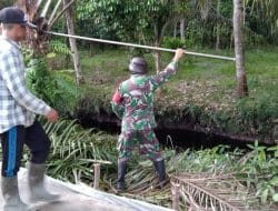 Satgas TMMD Ke-111 Kodim 1207/Pontianak Membersihkan Pelepah Sawit