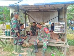 Untuk Menjaga Kekompakan, Anggota Satgas TMMD Ke-111 Kodim 1207/Pontianak Ngobrol Santai