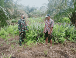 Sambangi Masyarakat Personel Satgas TMMD Kodim 1207/Pontianak Himbau Patuhi Prokes   