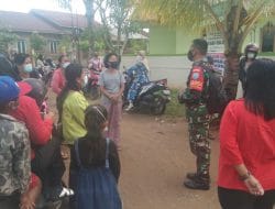 Disamping Kegiatan TMMD Ke-111 Kodim 1207/Pontianak, Babinsa Desa Ampera Raya Memberi Edukasi Kepada Masyarakat