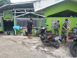 Anggota Satgas TMMD Ke-111 Kodim 1207/Pontianak Mengecatan Mushola
