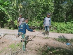 Serka Khoirul Dari TNI AU Ikut Satgas TMMD Ke-111 Kodim 1207/Pontianak di Desa Kuala Mandor B