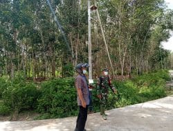 Anggota Satgas TMMD Ke-111 Kodim 1207/Pontianak Dampingi Tim Dari PLN di Dusun Maju Jaya