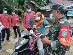 Diakhir Pelaksanaan TMMD Ke-111 Kodim 1207/Pontianak, Babinsa dan Pemerintah Desa Bagikan Masker Gratis