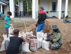 Satgas TMMD Reguler Ke-111 Menggunakan Karung Bekas Untuk Mempermudah Mengangkut Material   