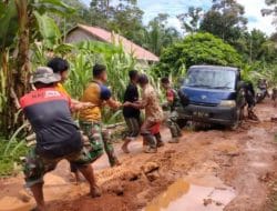 Ringan Tangan, Satgas TMMD Ke-111 Kodim 1207/Pontianak Membantu Kesulitan Warga   
